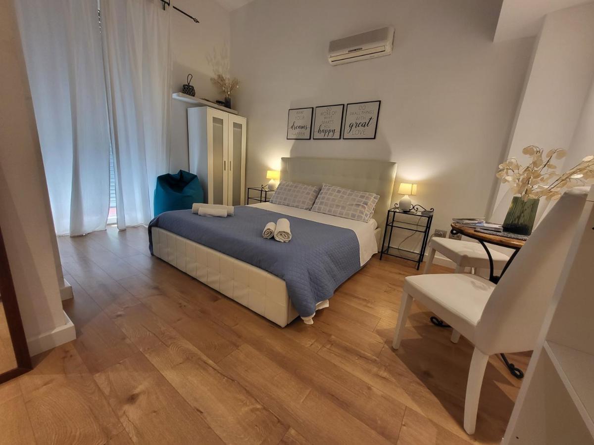 Living Cagliari Marina Bed & Breakfast ภายนอก รูปภาพ
